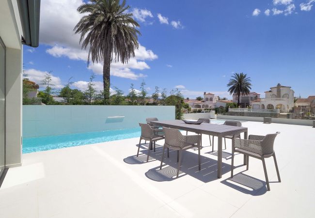 Villa in Empuriabrava - LV18 TER 6A     LOS GRANJEROS