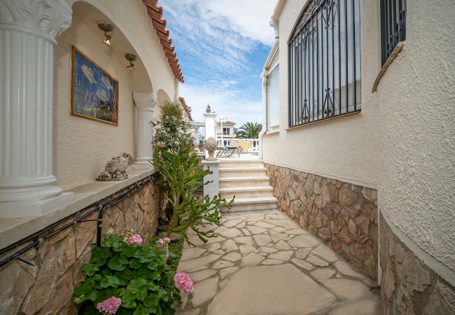 Villa in Empuriabrava - LV22 CAP RAS