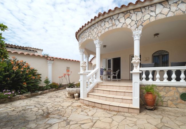 Villa in Empuriabrava - LV22 CAP RAS