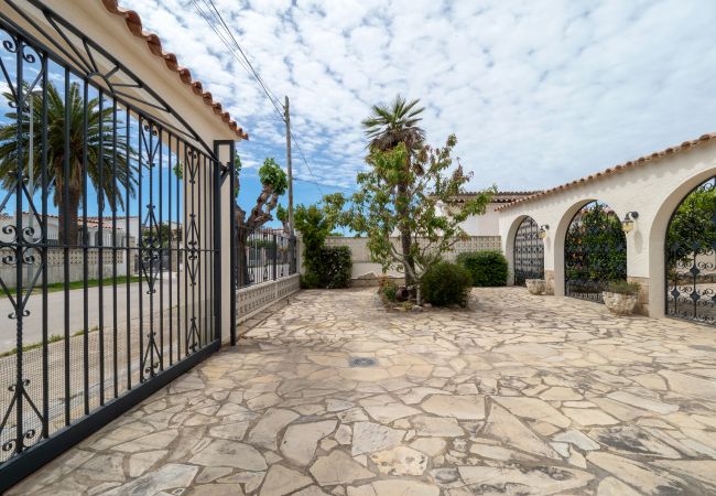 Villa in Empuriabrava - LV22 CAP RAS