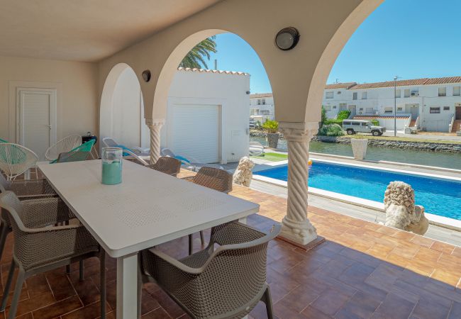 Villa in Empuriabrava - LV28 CAP RAS