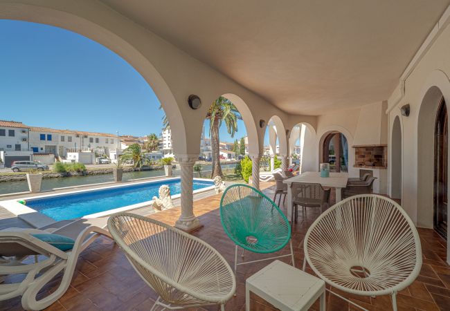 Villa in Empuriabrava - LV28 CAP RAS