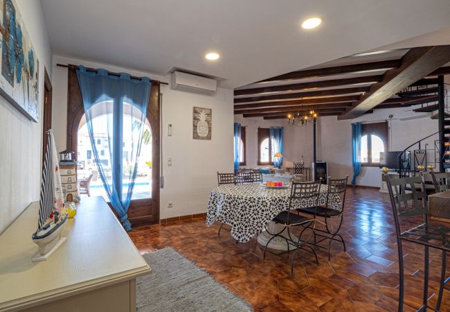 Villa in Empuriabrava - LV28 CAP RAS