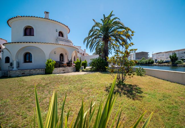 Villa in Empuriabrava - LV28 CAP RAS