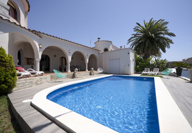 Villa in Empuriabrava - LV28 CAP RAS