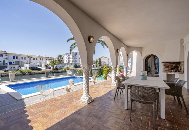 Villa in Empuriabrava - LV28 CAP RAS