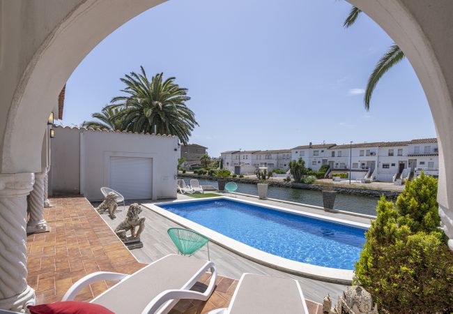 Villa in Empuriabrava - LV28 CAP RAS