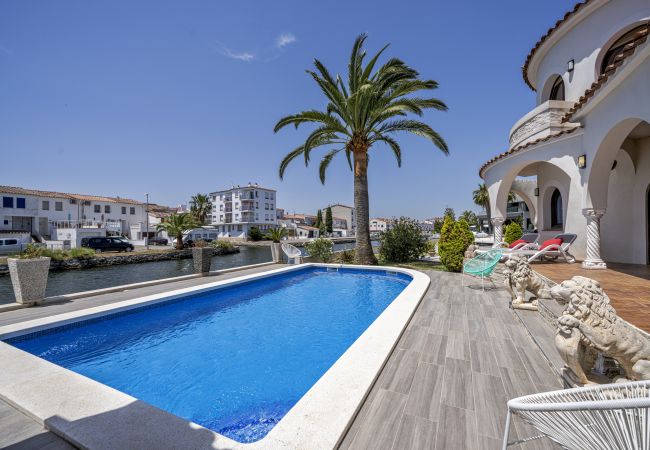 Villa in Empuriabrava - LV28 CAP RAS