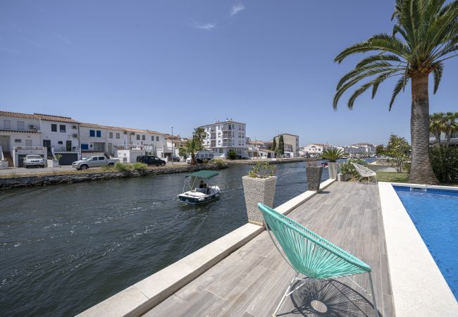 Villa in Empuriabrava - LV28 CAP RAS