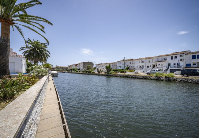 Villa in Empuriabrava - LV28 CAP RAS