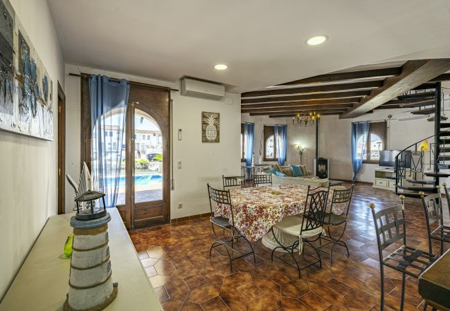 Villa in Empuriabrava - LV28 CAP RAS