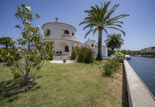 Villa in Empuriabrava - LV28 CAP RAS