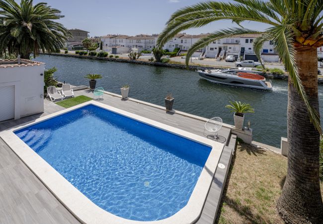 Villa in Empuriabrava - LV28 CAP RAS