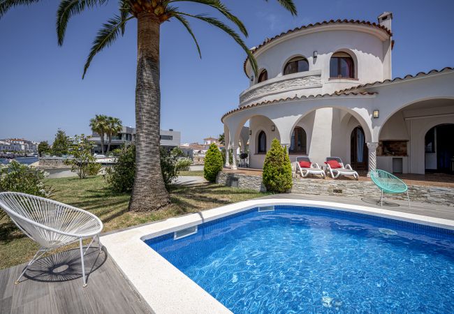 Villa in Empuriabrava - LV28 CAP RAS