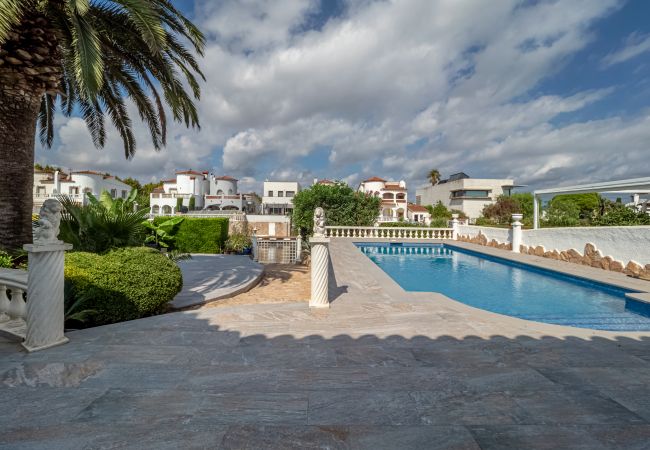 Villa in Empuriabrava - LV33 EMPURIES C