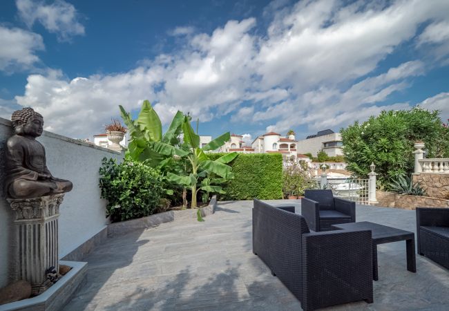 Villa in Empuriabrava - LV33 EMPURIES C