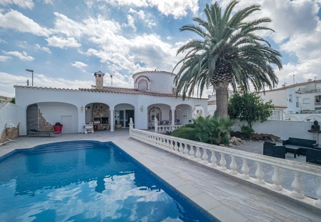 Villa in Empuriabrava - LV33 EMPURIES C