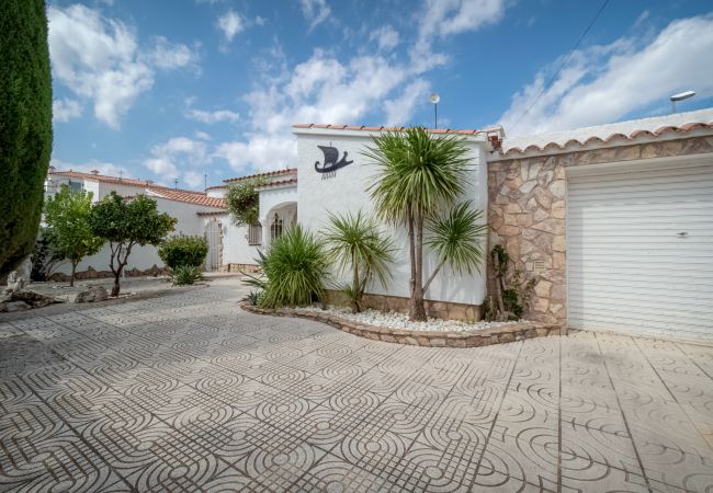 Villa in Empuriabrava - LV33 EMPURIES C