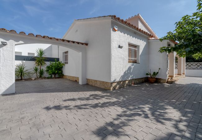 Villa in Empuriabrava - ILH03 MONTSENY