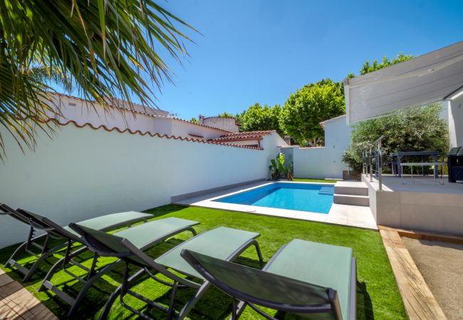 Villa in Empuriabrava - ILH03 MONTSENY