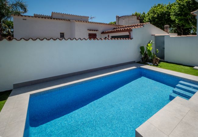 Villa in Empuriabrava - ILH03 MONTSENY